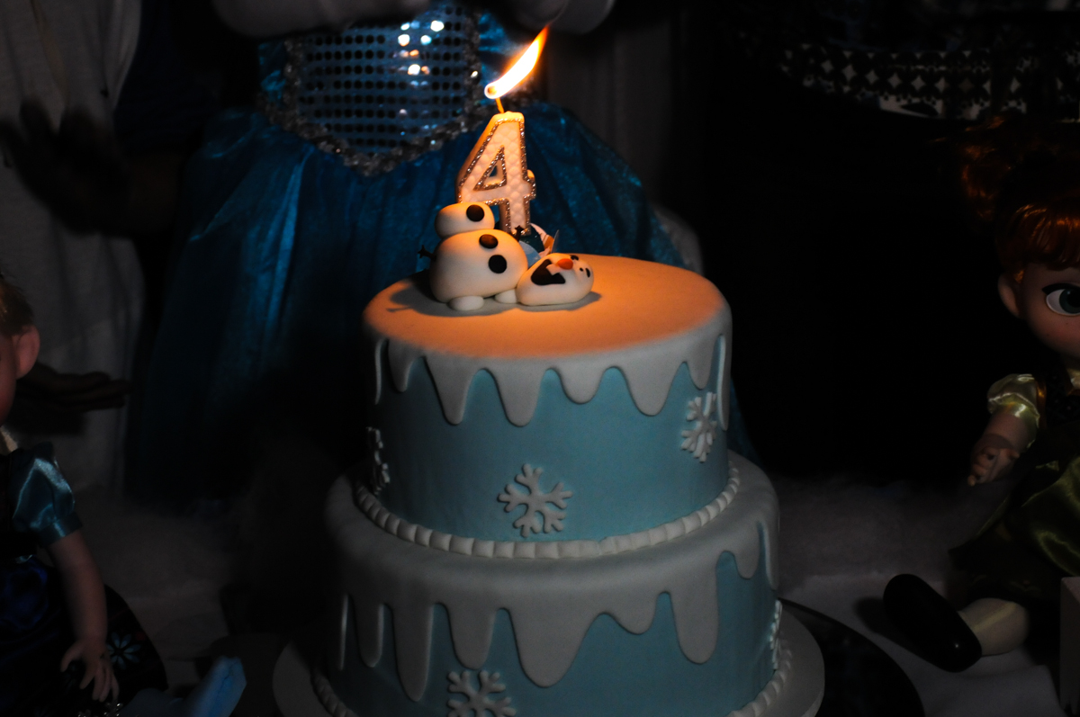 bolo de aniversário frozen e elsa no condomínio Granja Vianna