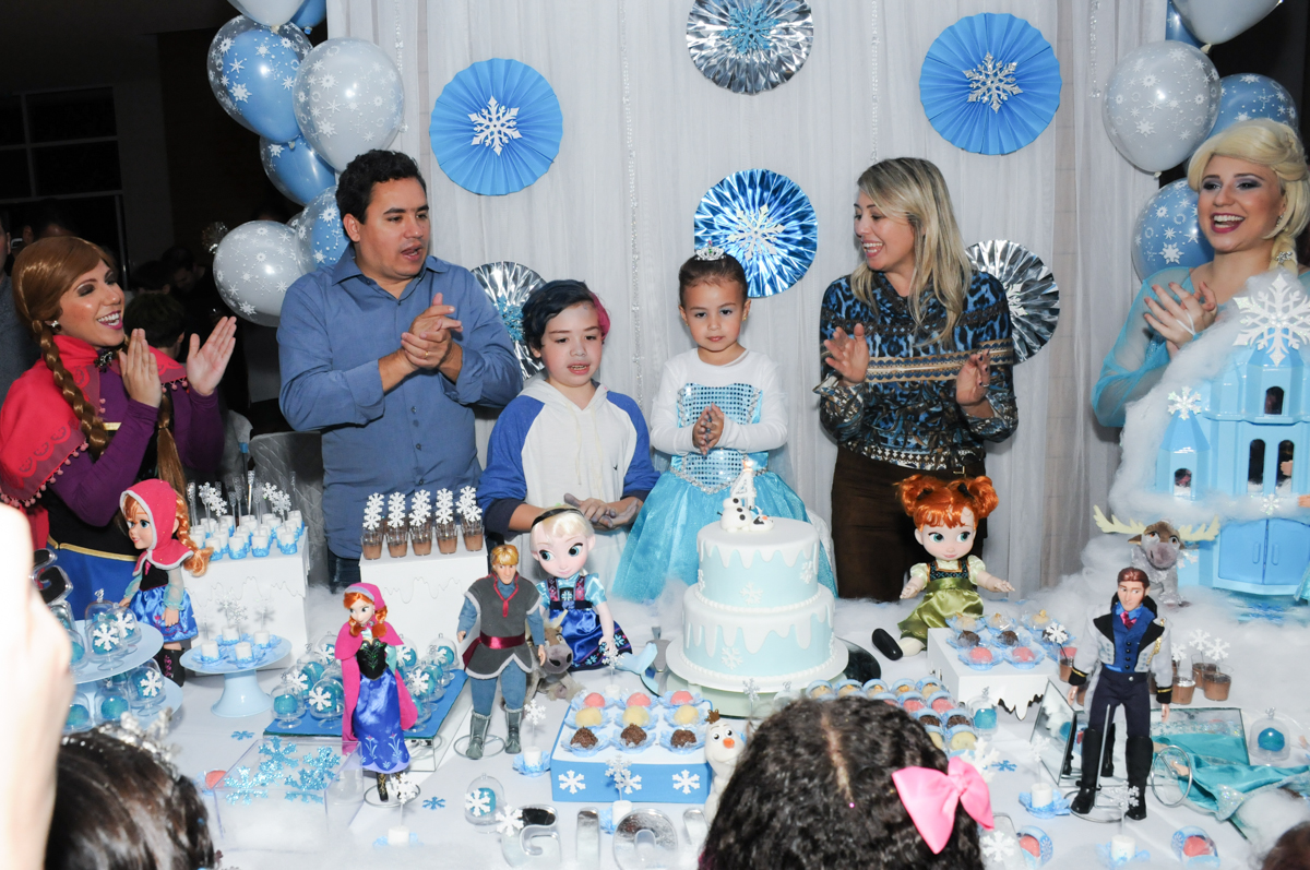 hora do parabéns com a frozen e elsa no condomínio Granja Vianna