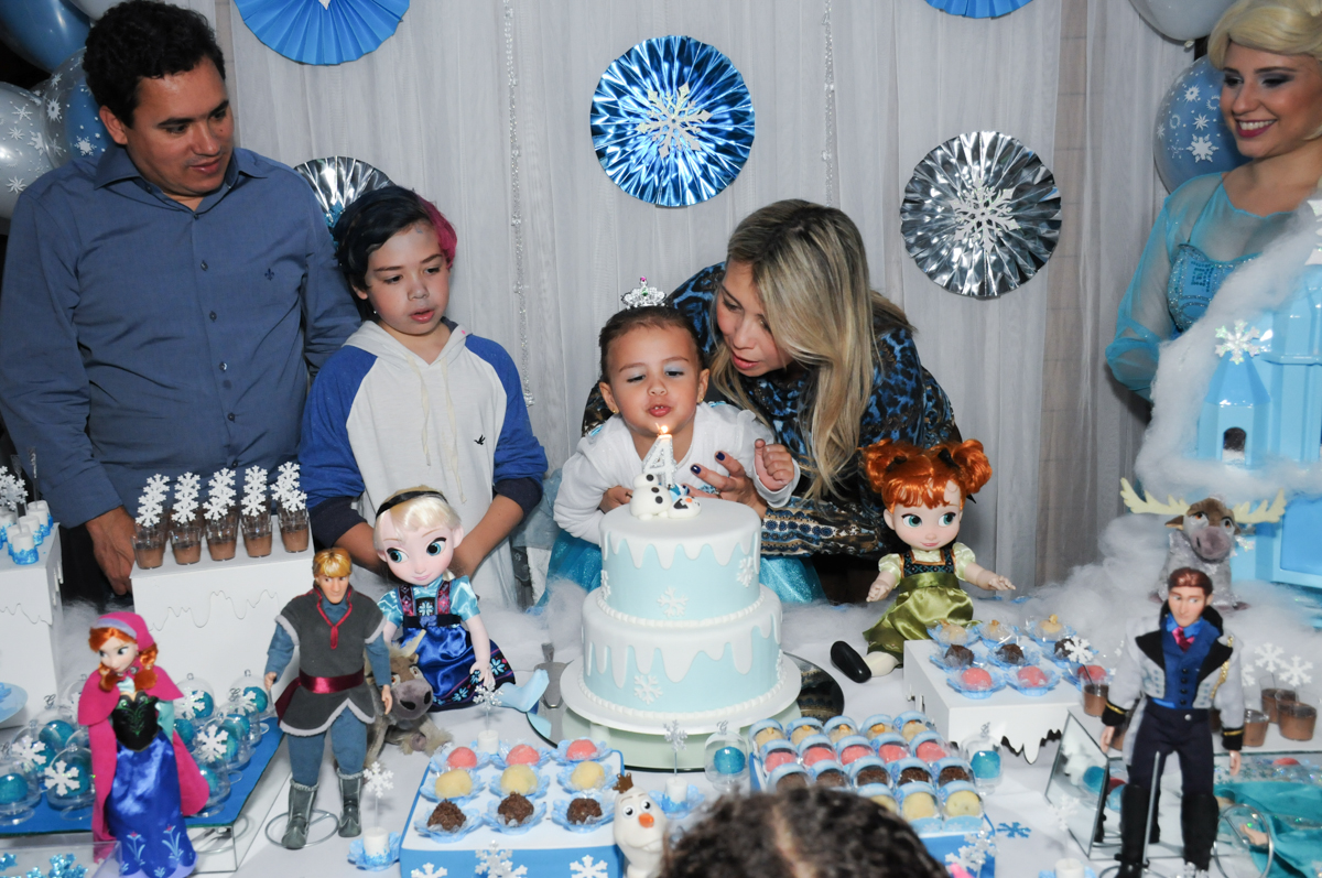 soprando a velinha do bolo frozen e elsa no condomínio Granja Vianna