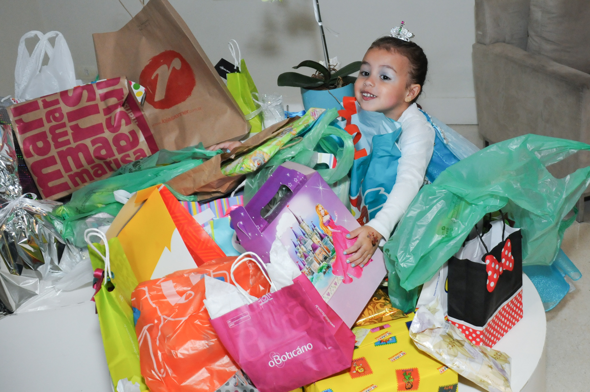 abraçando a caixa de presentes no condomínio Granja Vianna