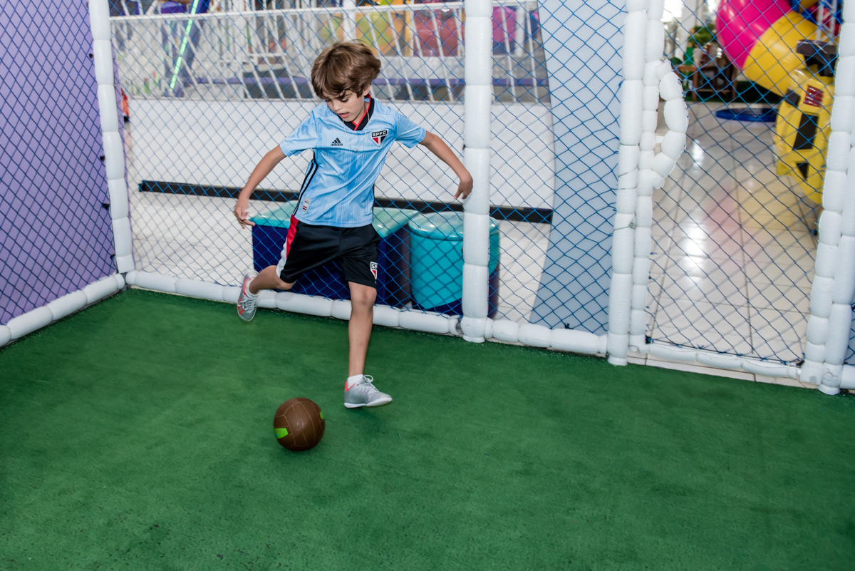 jogando futebol com o amigo