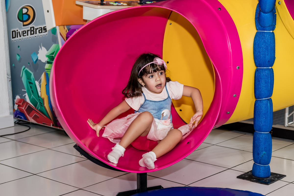 curtindo o escorregador do brinquedão