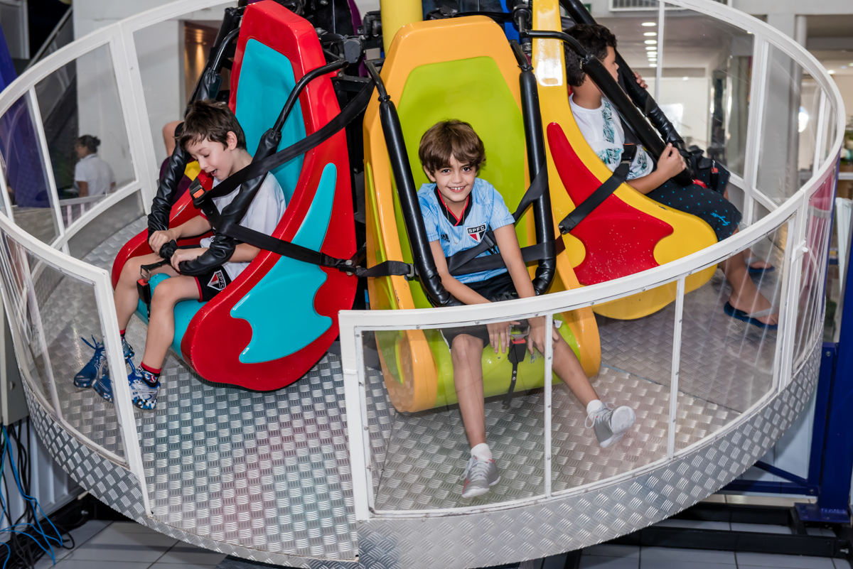 divertido com os amigos nos brinquedos do buffet