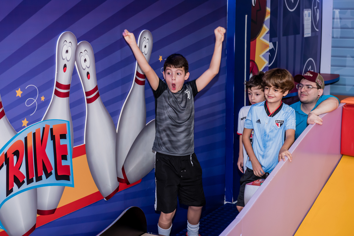 jogo de boliche divertido