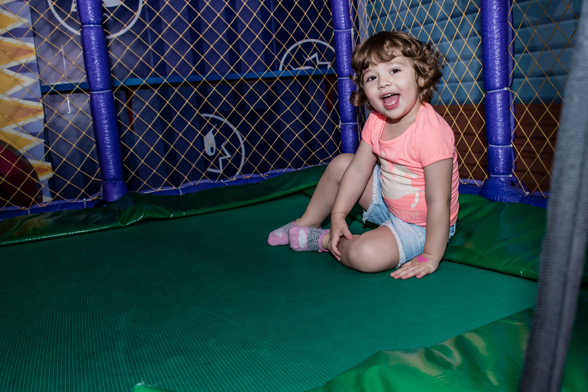 a convidada brinca feliz na cama elástica