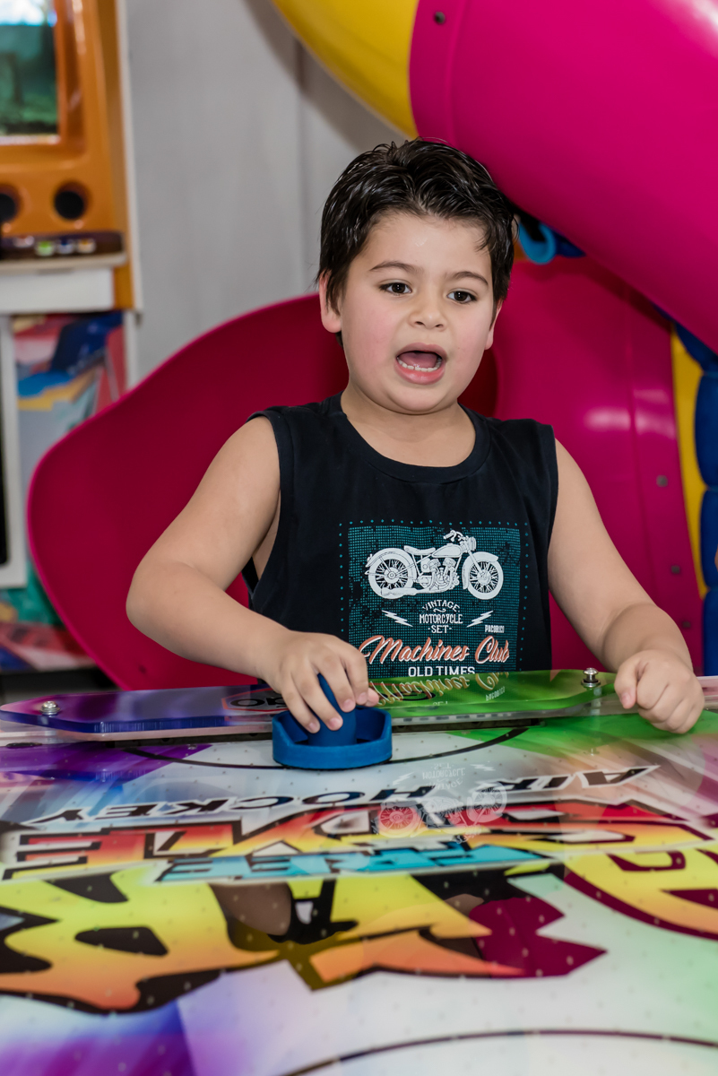 jogando futebol de mesa com o amigo