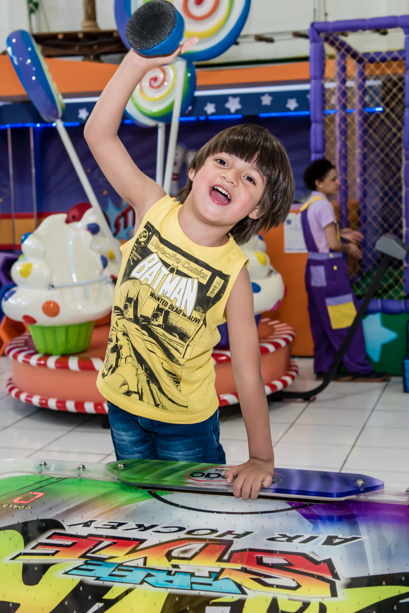 comemorando gol no jogo de futebol