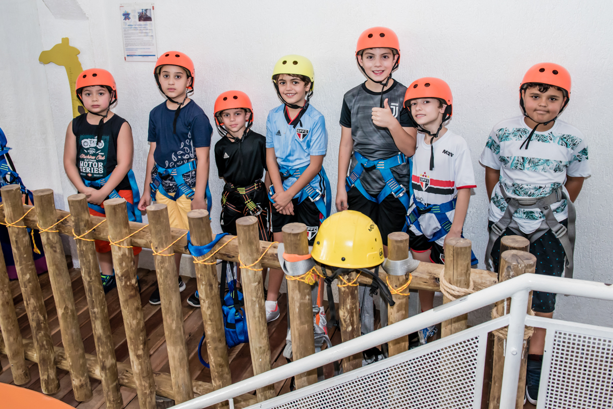 os amigos se preparam para divertir no arvorismo