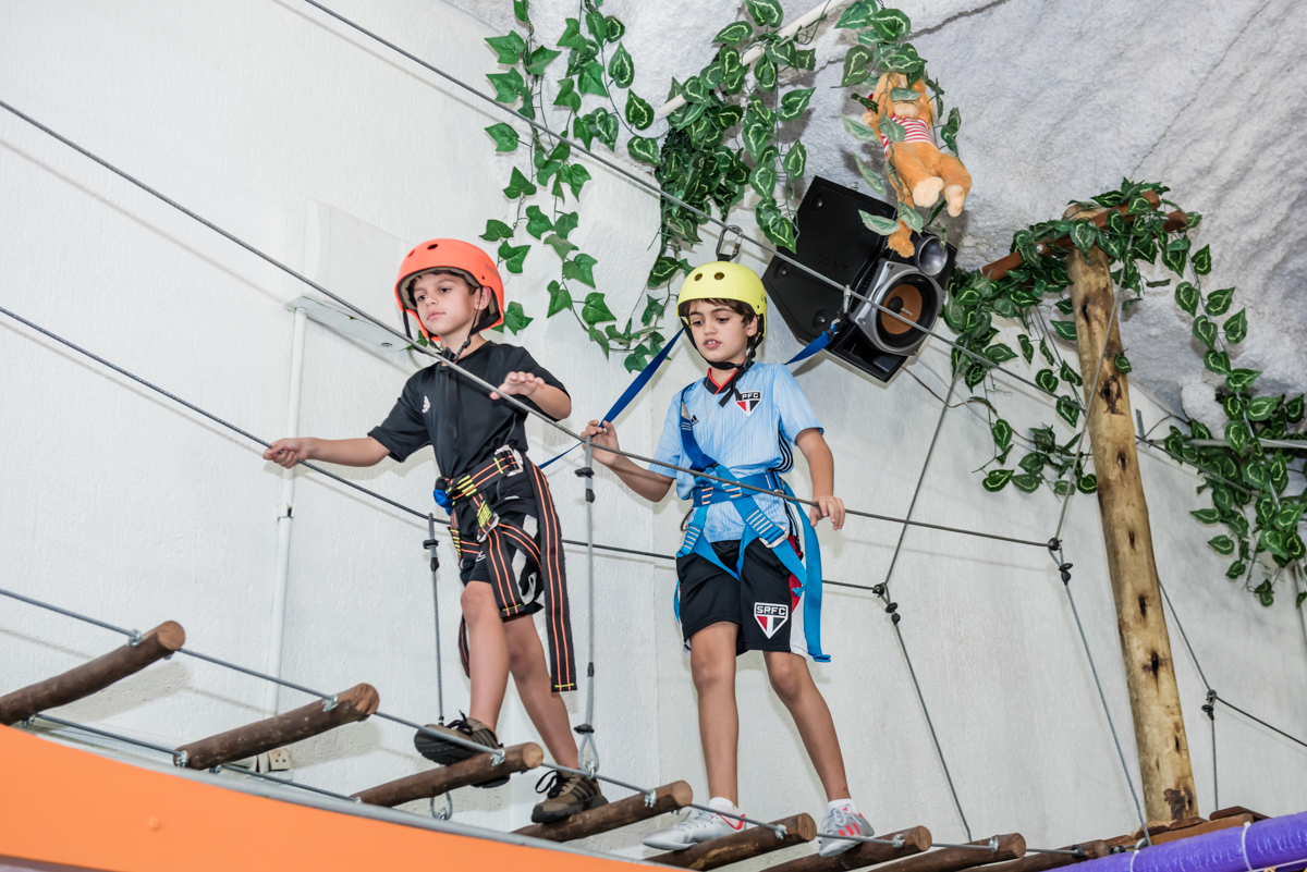 o aniversariante também se diverte no arvorismo