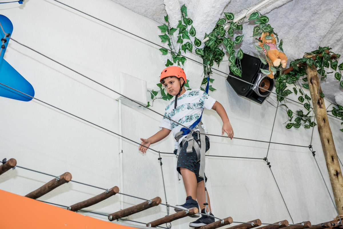 mais amigos chegando para se divertir no arvorismo