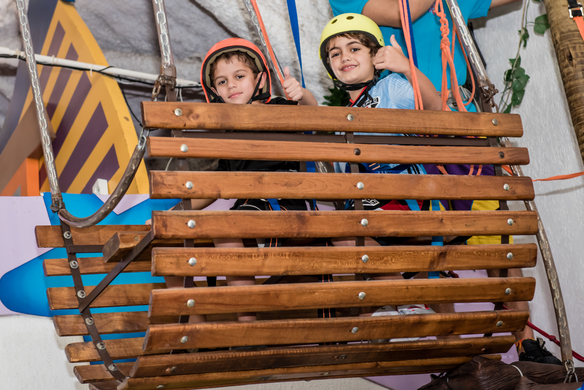isaque e o amigo se divertem juntos