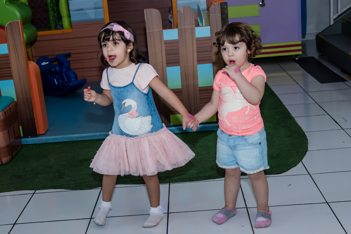 passeio de mãos dadas com a amiga pelo buffet