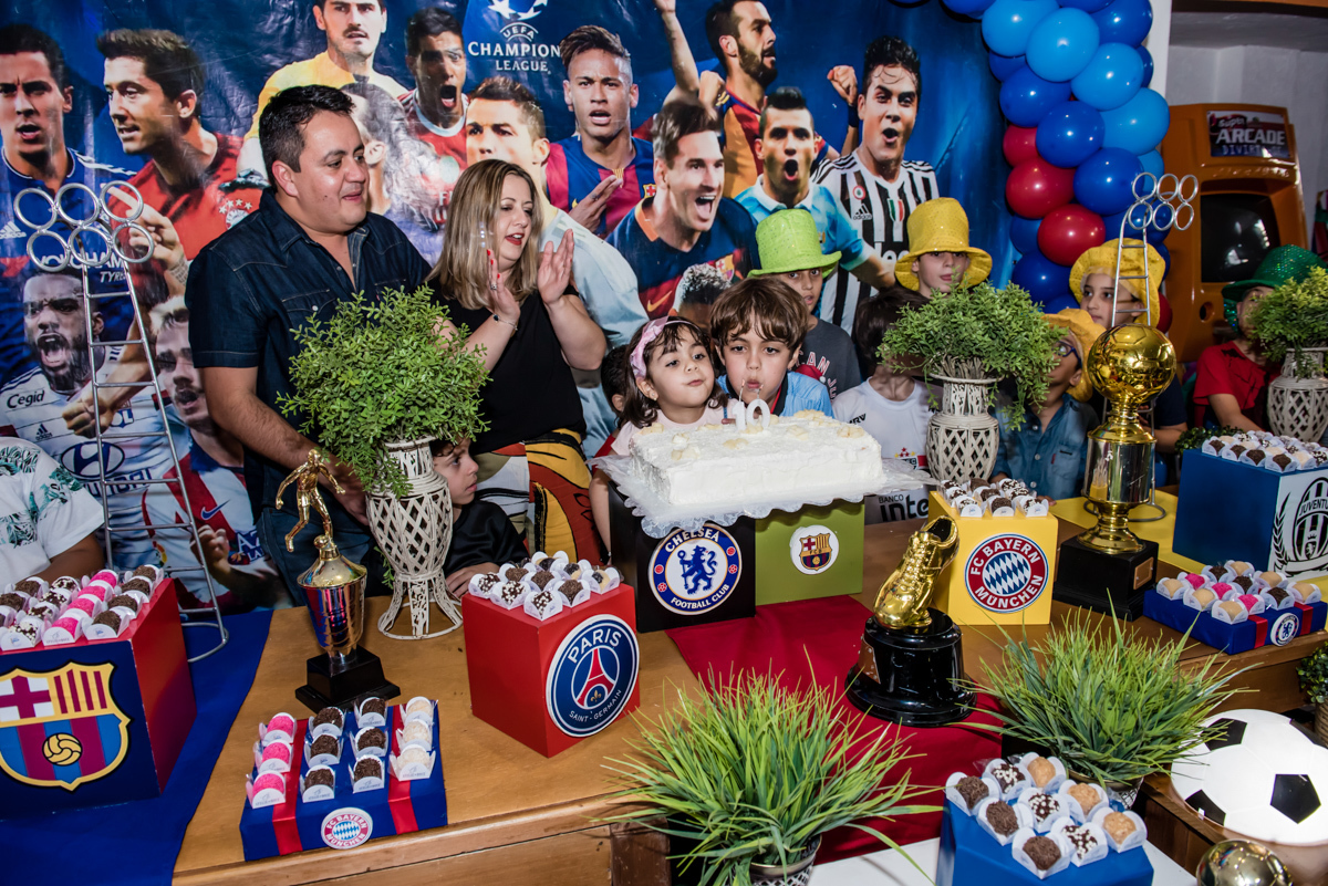 todos cantam um parabéns bem animado