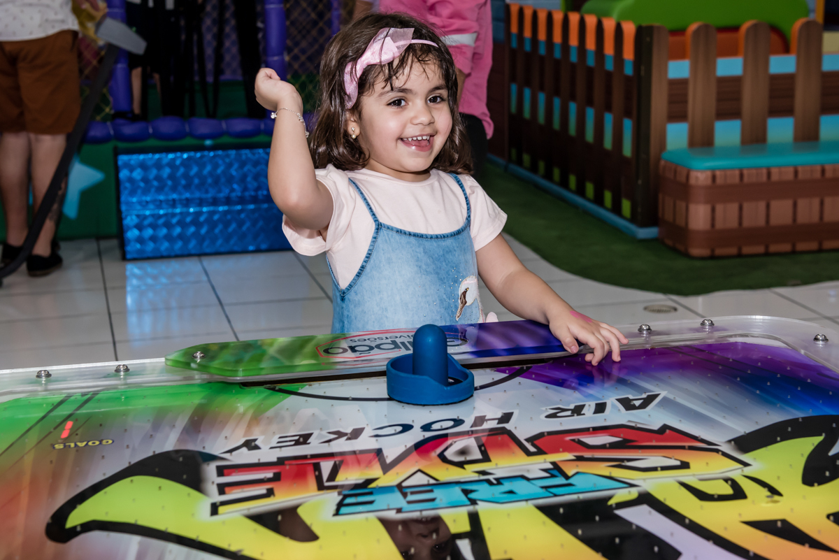 futebol de mesa com a amiguinha