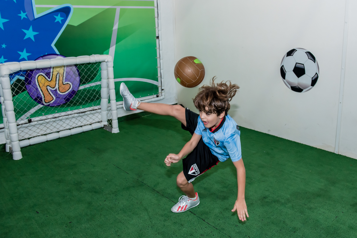 aniversariante joga bola e faz gol