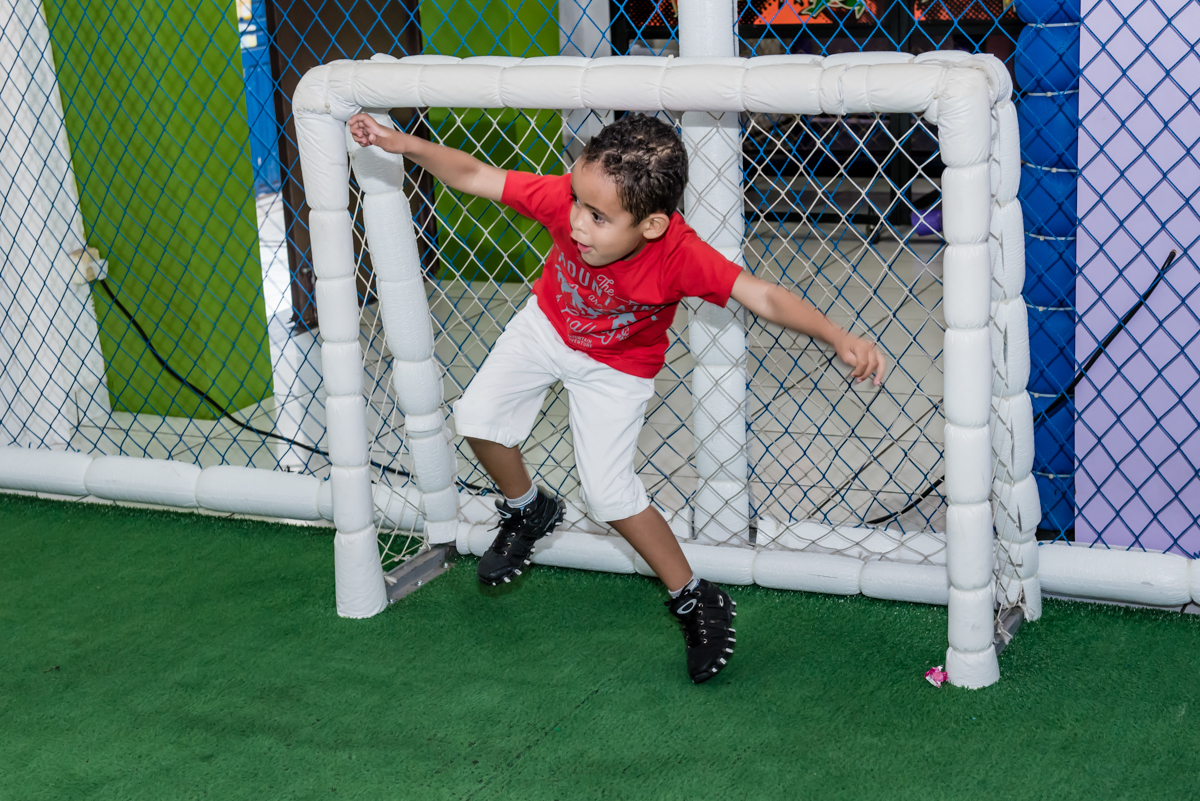 o amigo tenta, mas o gol é feito