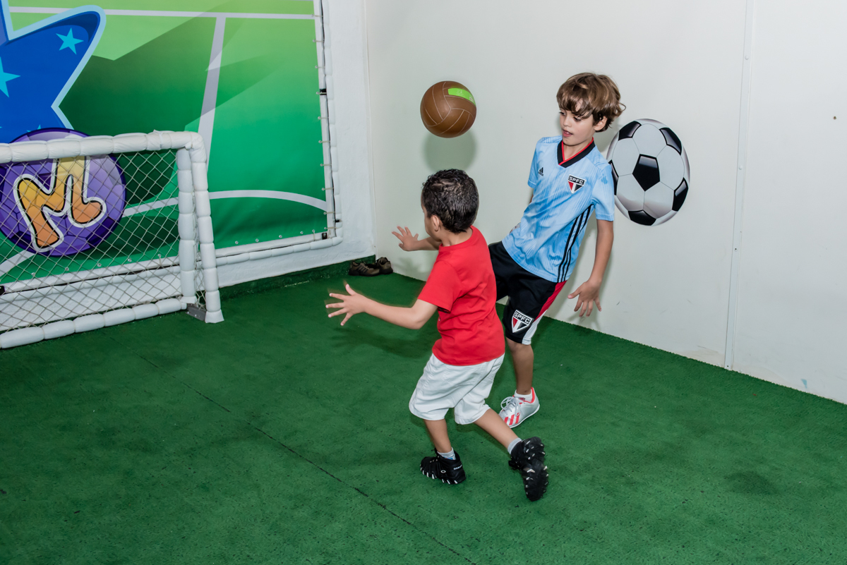 final de festa com jogo de futebol animado