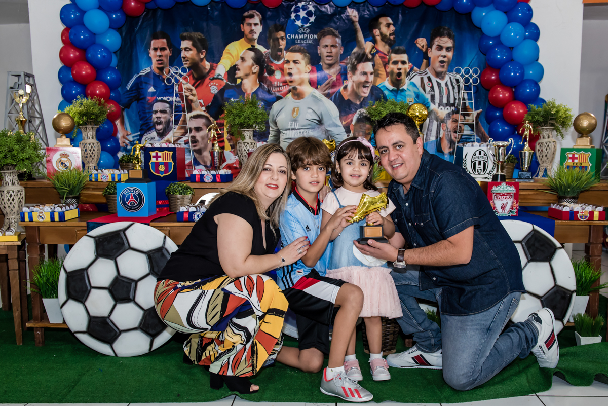 foto da família na mesa temática