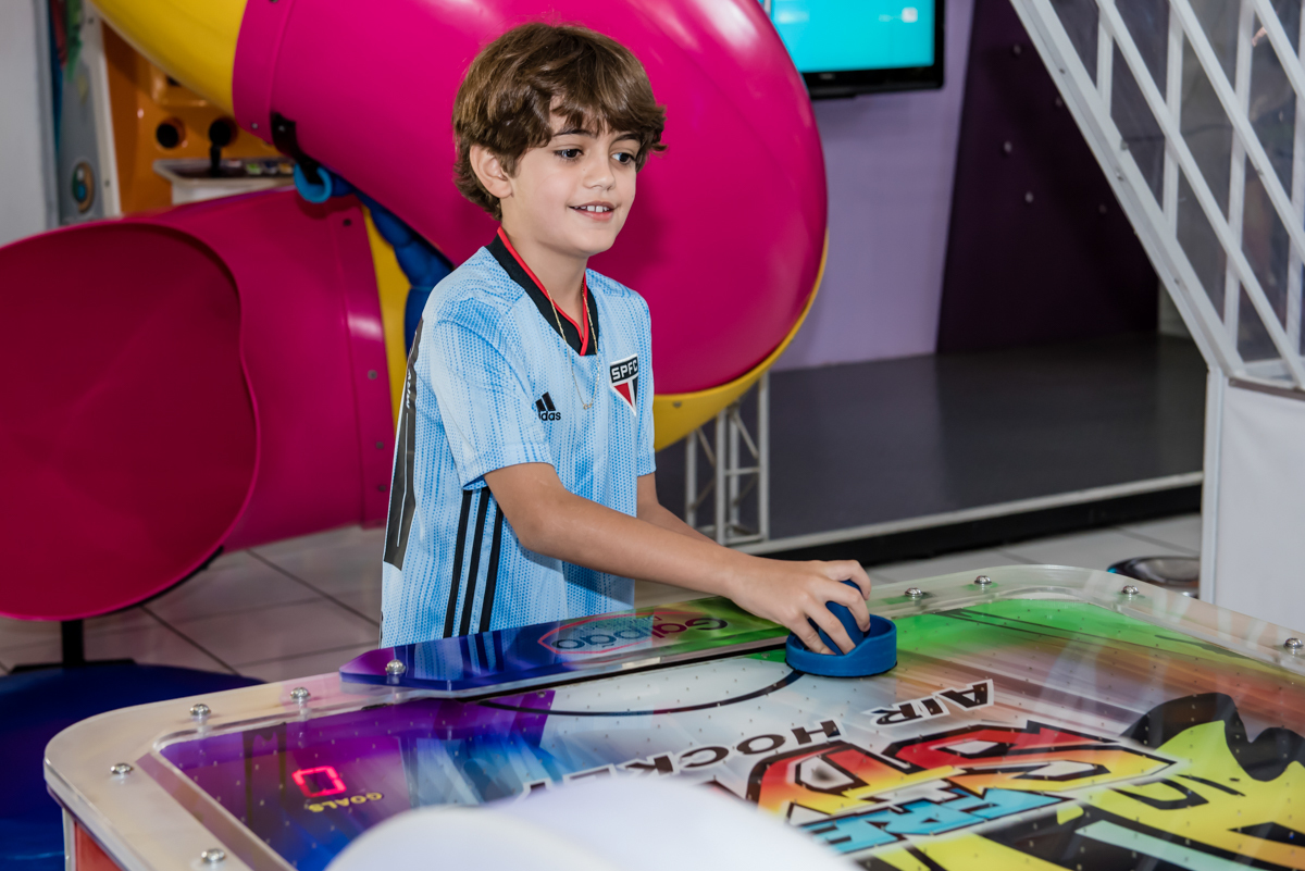 iniciando as brincadeiras jogando futebol de mesa com a irmã