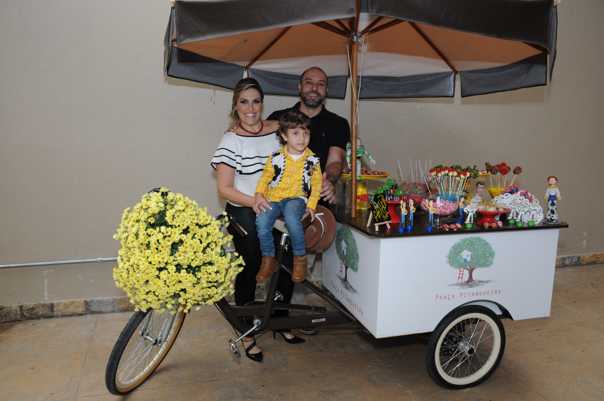 arthur e seus pais no carrinho de doces no Buffet Praça Pitangueiras, São Paulo- SP