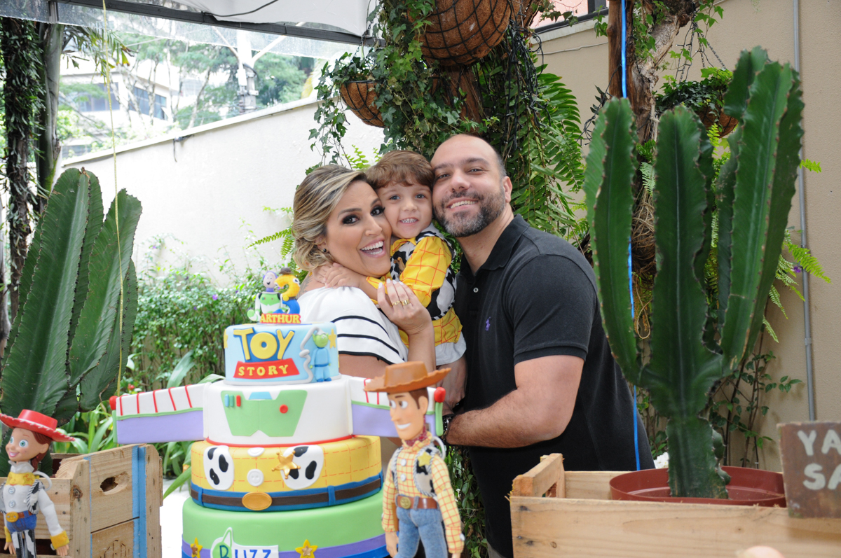 arthur e seus pais na mesa decorada toy story no Buffet Praça Pitangueiras, São Paulo- SP