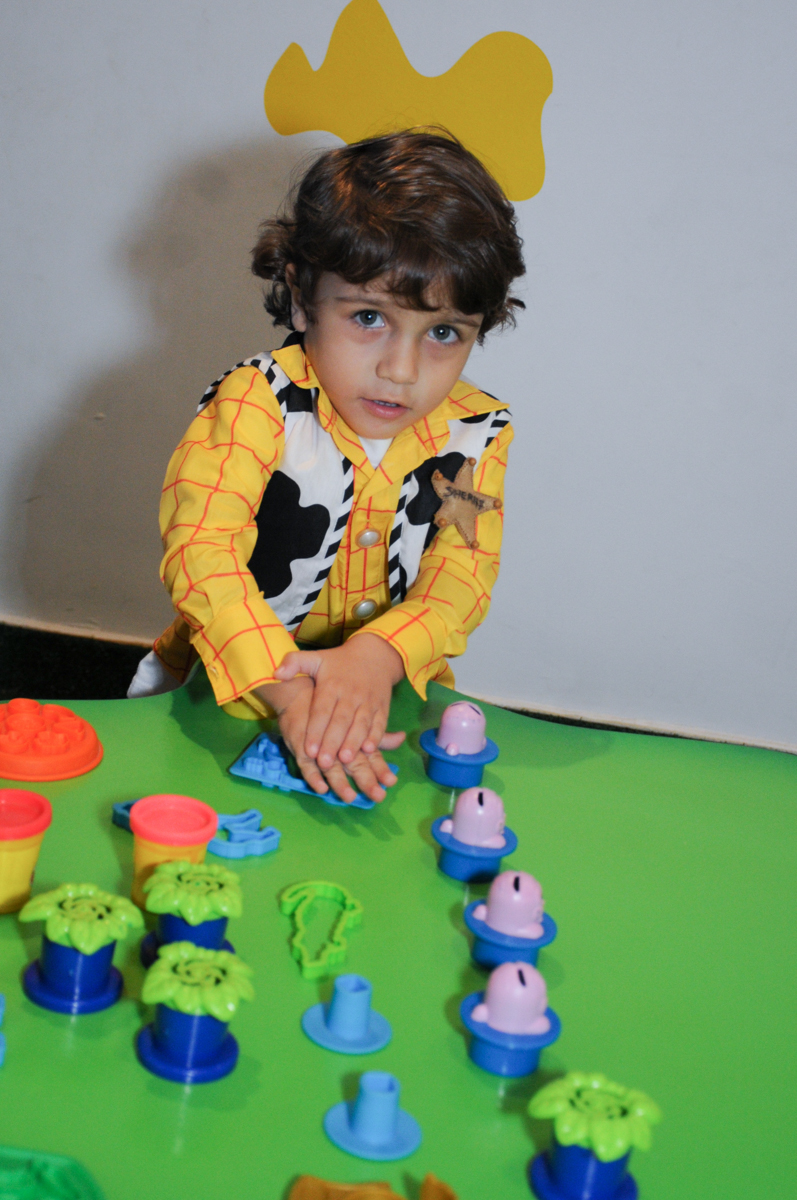 arthur brincando com massinhas no Buffet Praça Pitangueiras, São Paulo- SP