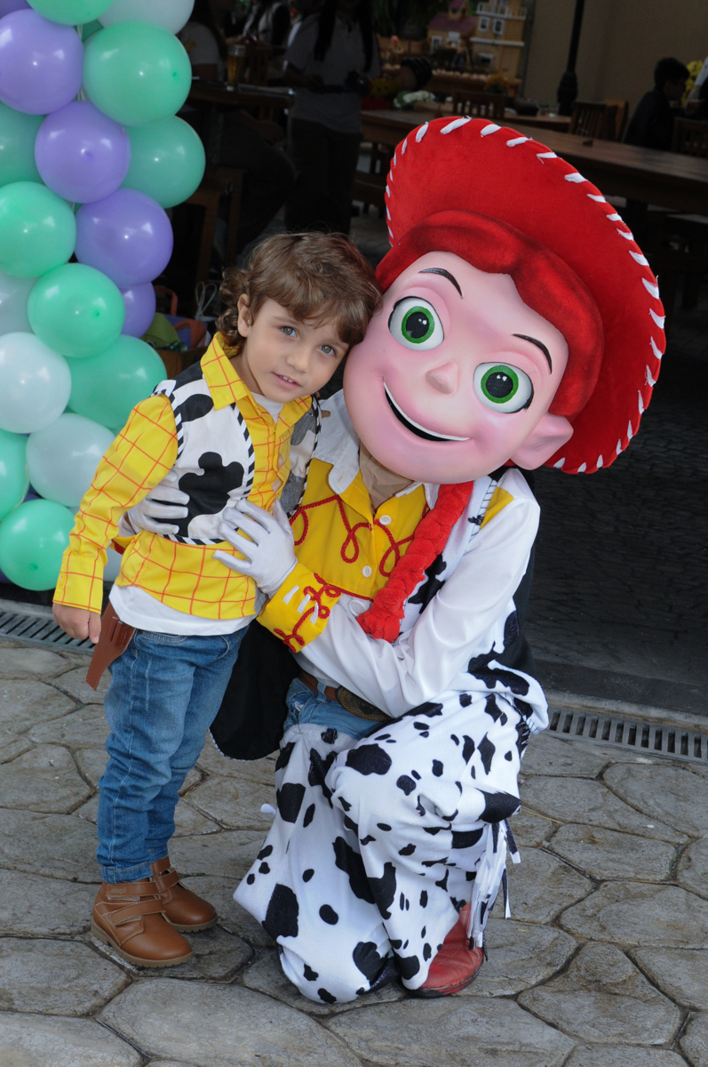 arthur e a Jessey em frente ao Buffet Praça Pitangueiras, São Paulo- SP