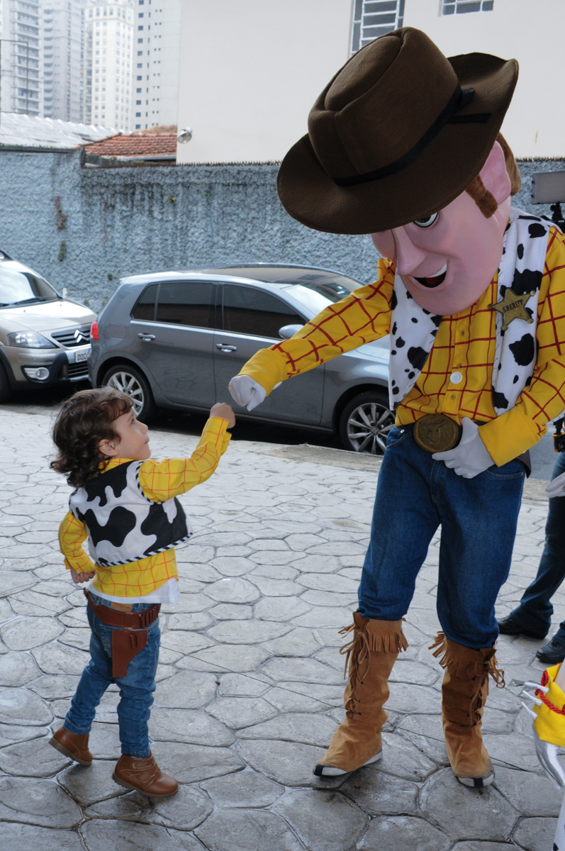 arthur com os personagem toy story no Buffet Praça Pitangueiras, São Paulo- SP