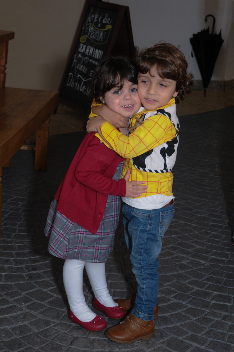 abraço gostoso na amiguinha no Buffet Praça Pitangueiras, São Paulo- SP