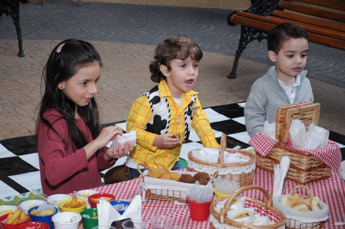 hora do lanchinho no Buffet Praça Pitangueiras, São Paulo- SP