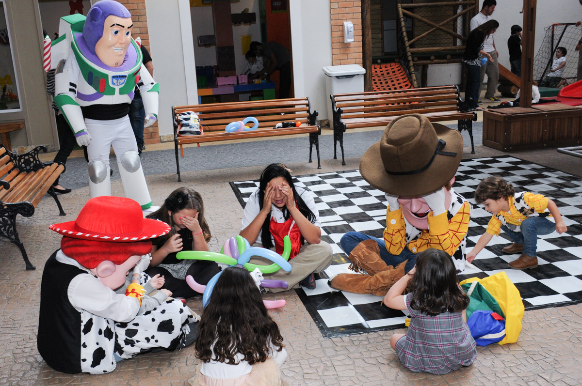 brincadeira de passa o anel no Buffet Praça Pitangueiras, São Paulo- SP