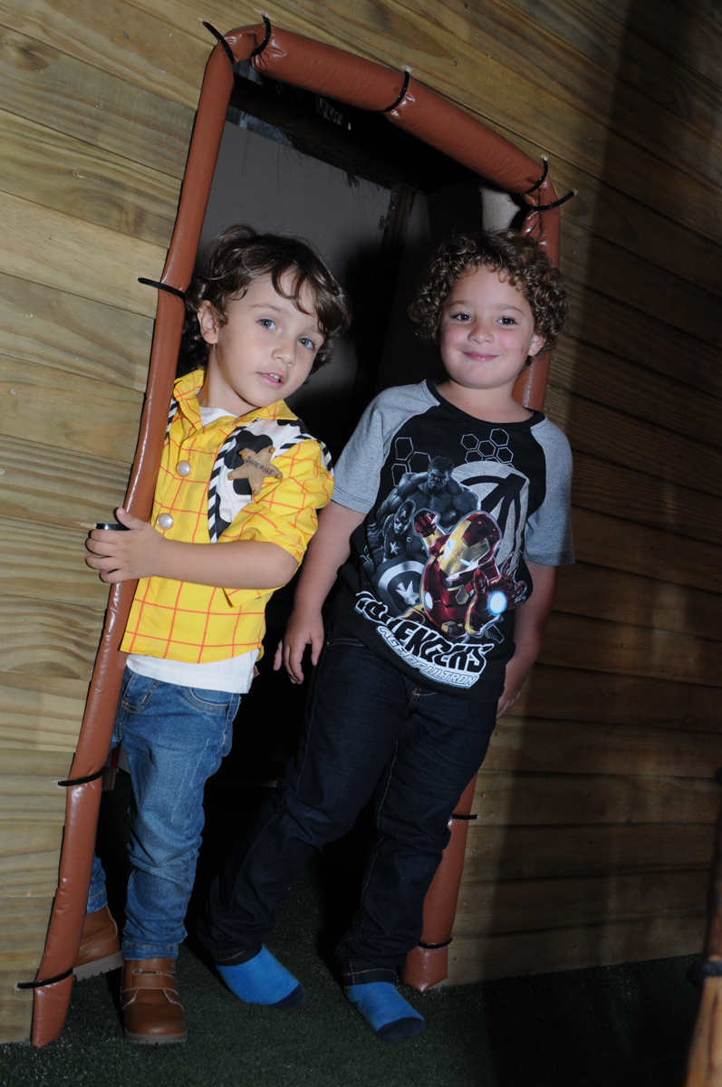 arthur e amigo na casa da árvore no Buffet Praça Pitangueiras, São Paulo- SP