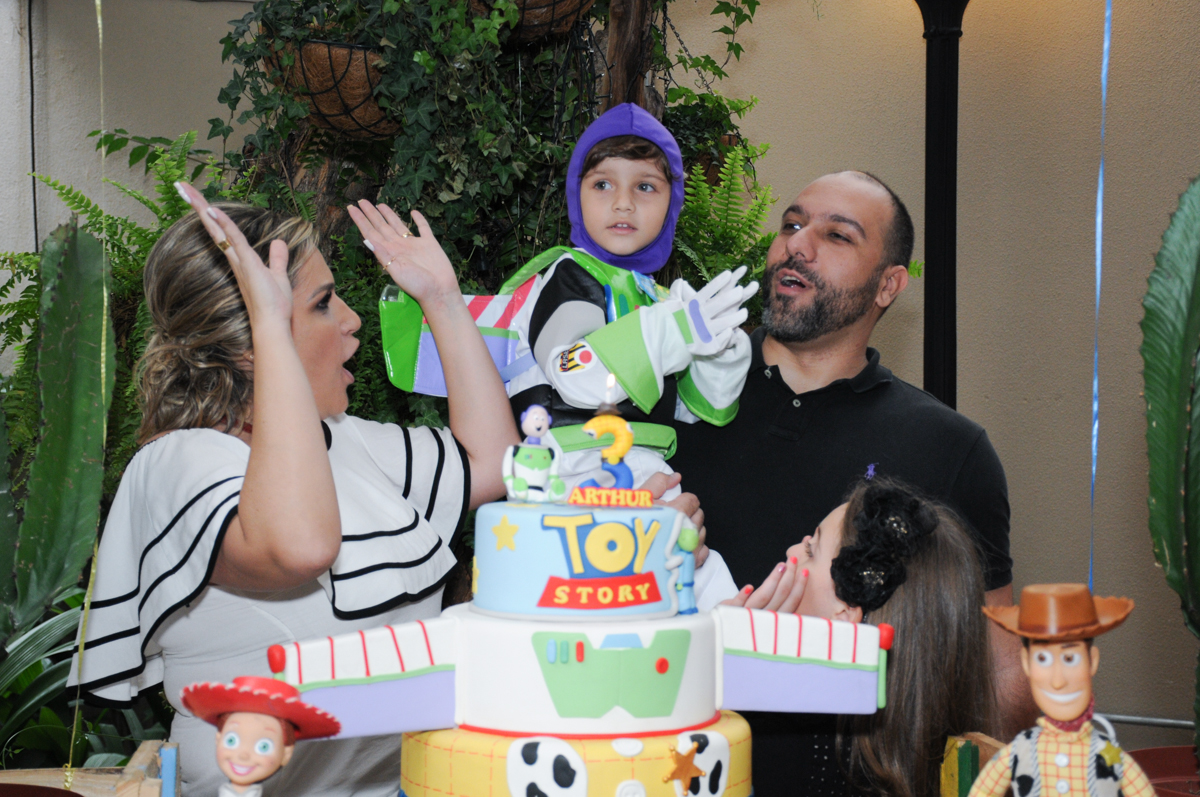 cantando parabéns na mesa tema toy story no Buffet Praça Pitangueiras, São Paulo- SP