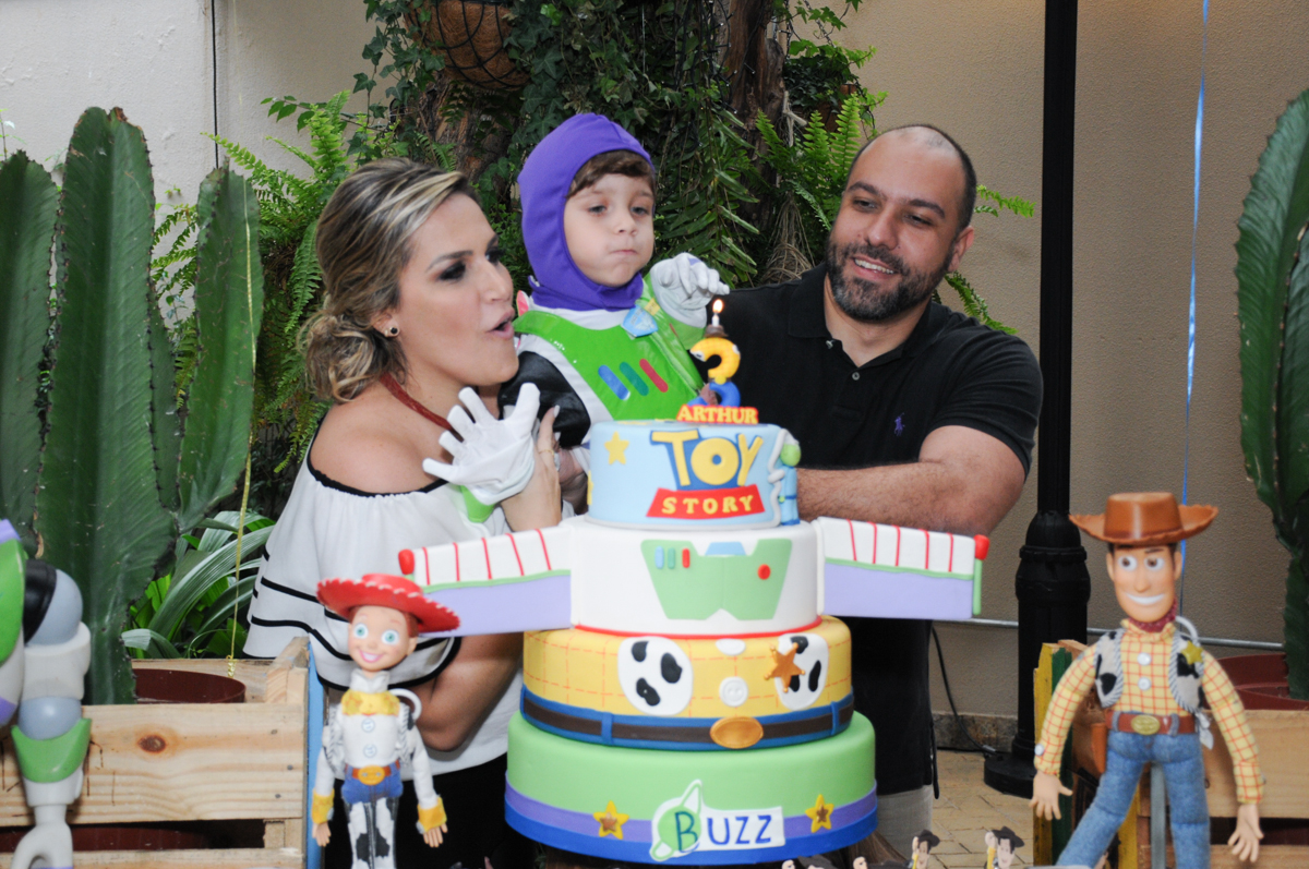 soprando a velinha do bolo decorado toy story no Buffet Praça Pitangueiras, São Paulo- SP