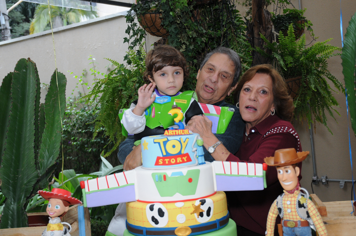 família na mesa decorada toy story no Buffet Praça Pitangueiras, São Paulo- SP