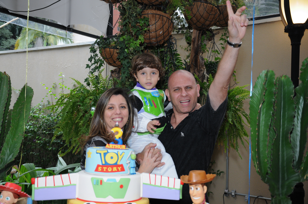 foto com os tios na mesa decorada toy story no Buffet Praça Pitangueiras, São Paulo- SP