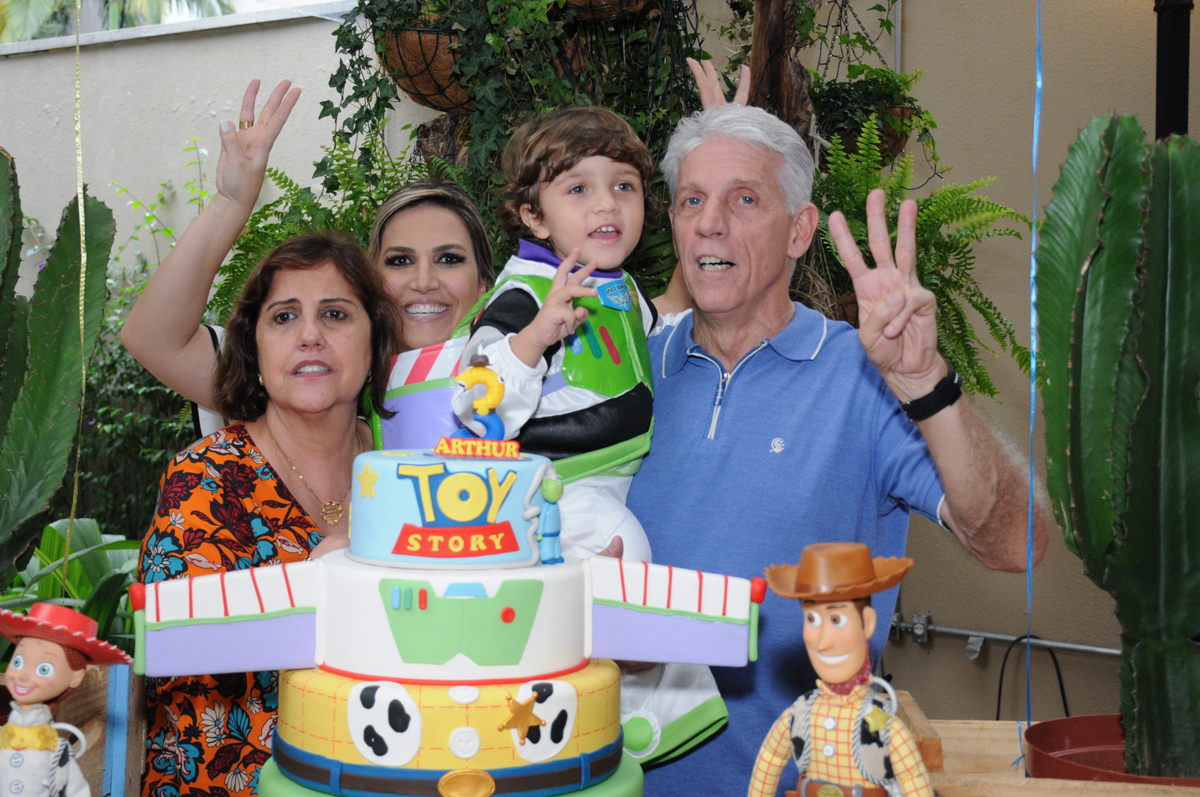 foto com os avós na mesa decorada toy story no Buffet Praça Pitangueiras, São Paulo- SP