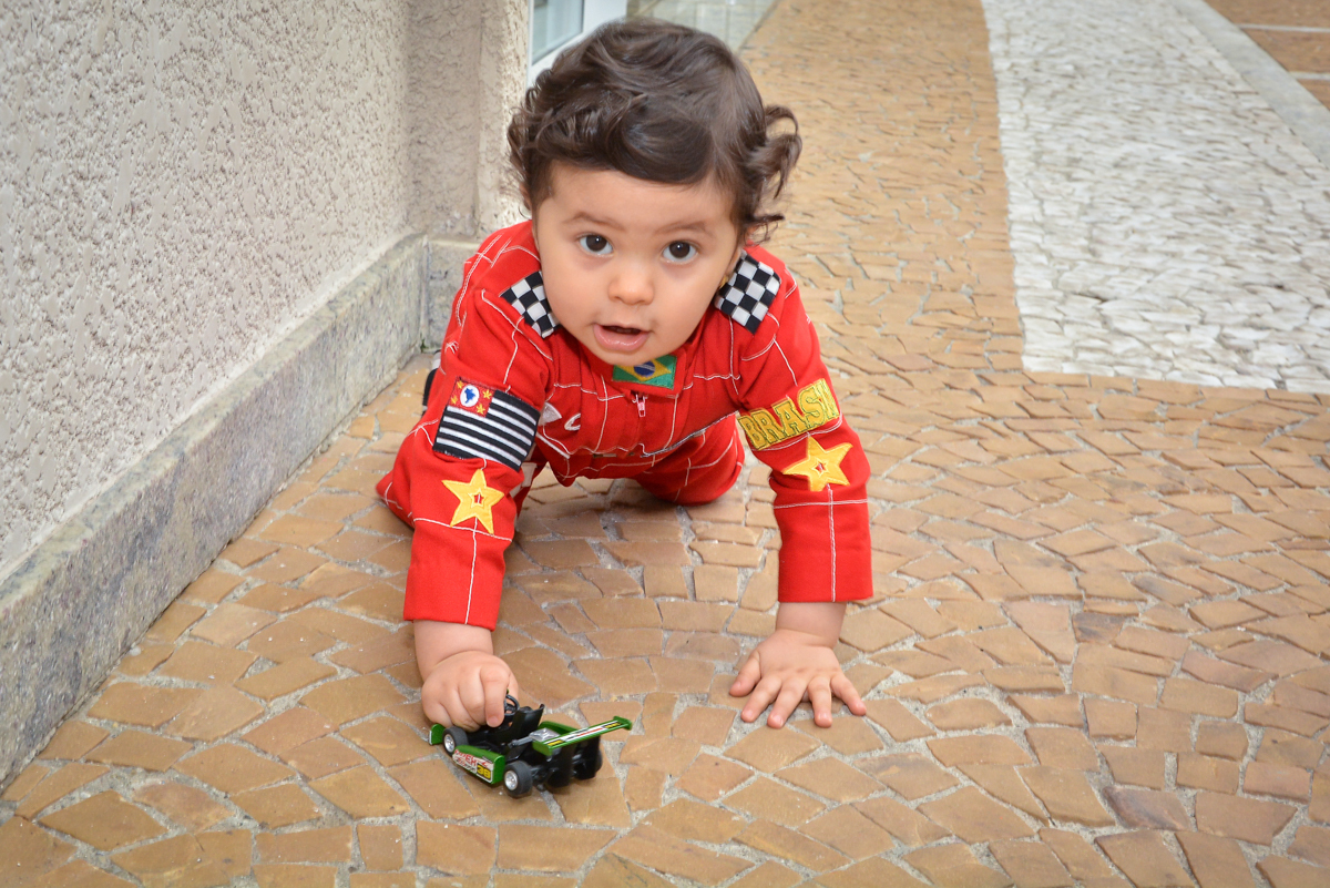 aniversariante engatinha no espaço da festa