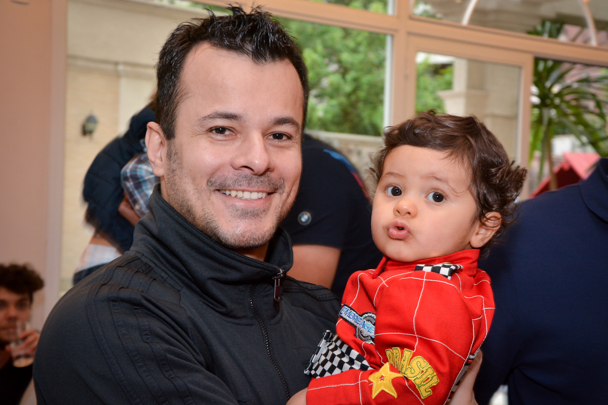 o tio brinca com pietro