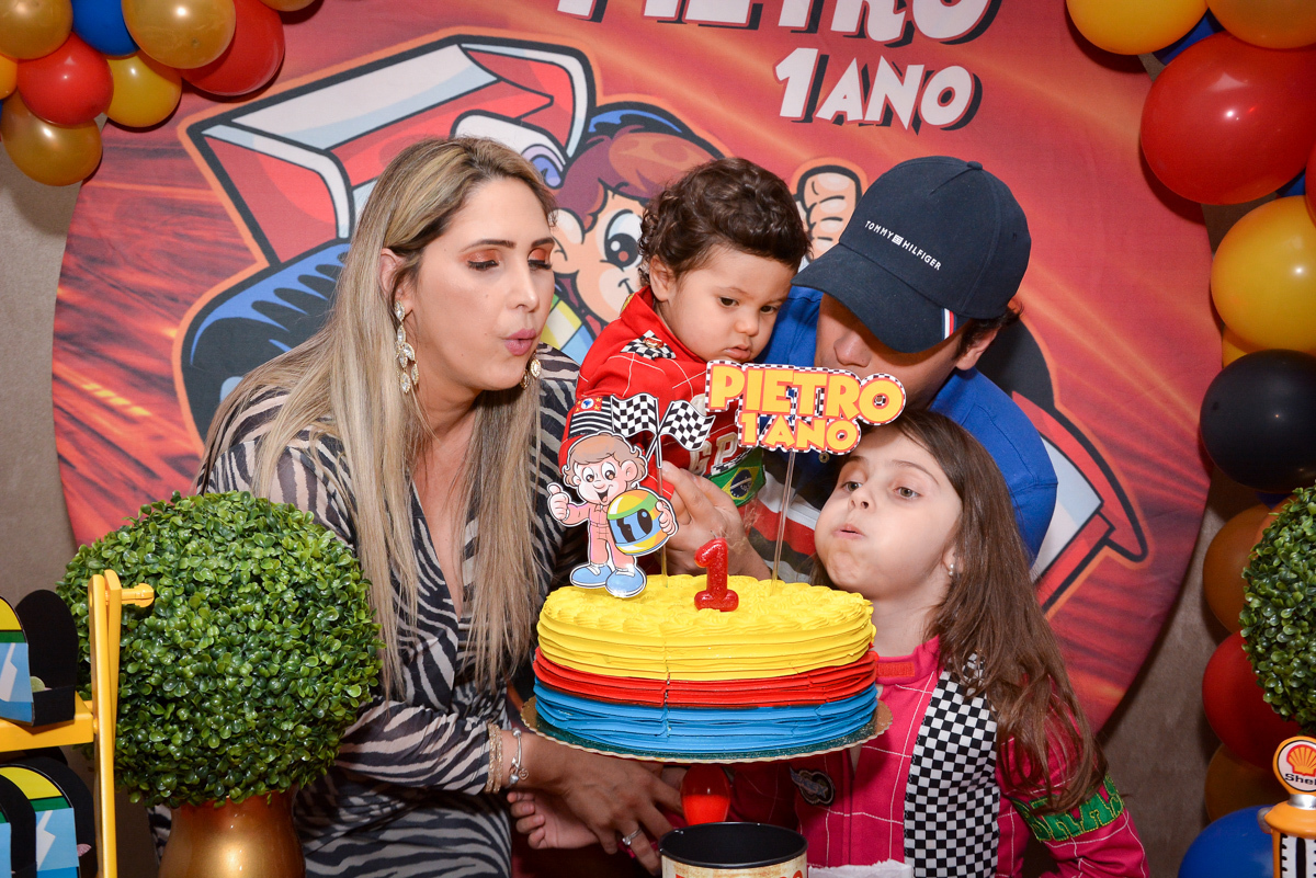 soprando a vela do bolo