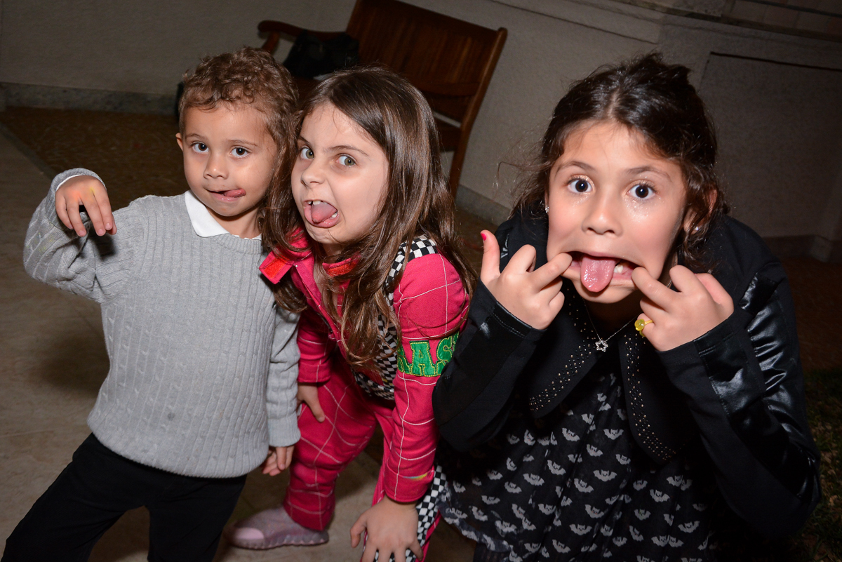 careta divertida para a foto das meninas