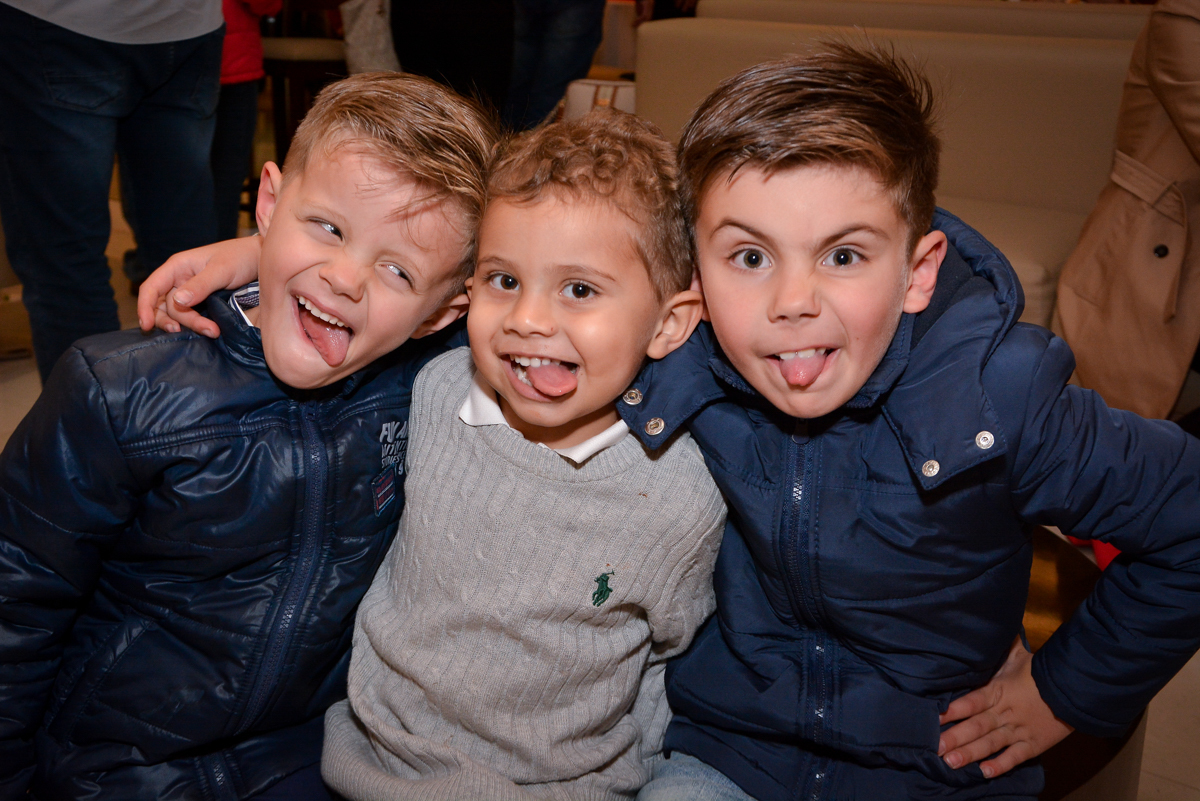 careta divertida para a foto dos meninos