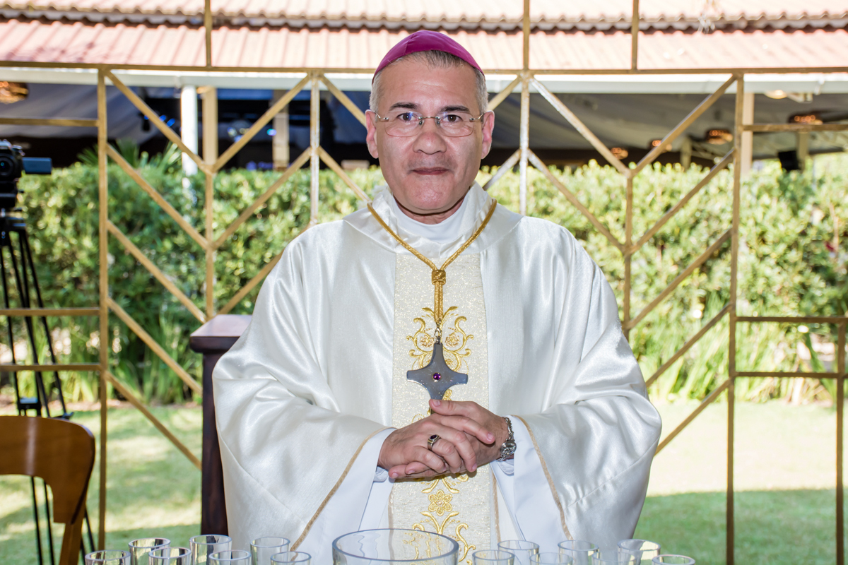 o padre aguarda a entrada da noiva e noivo