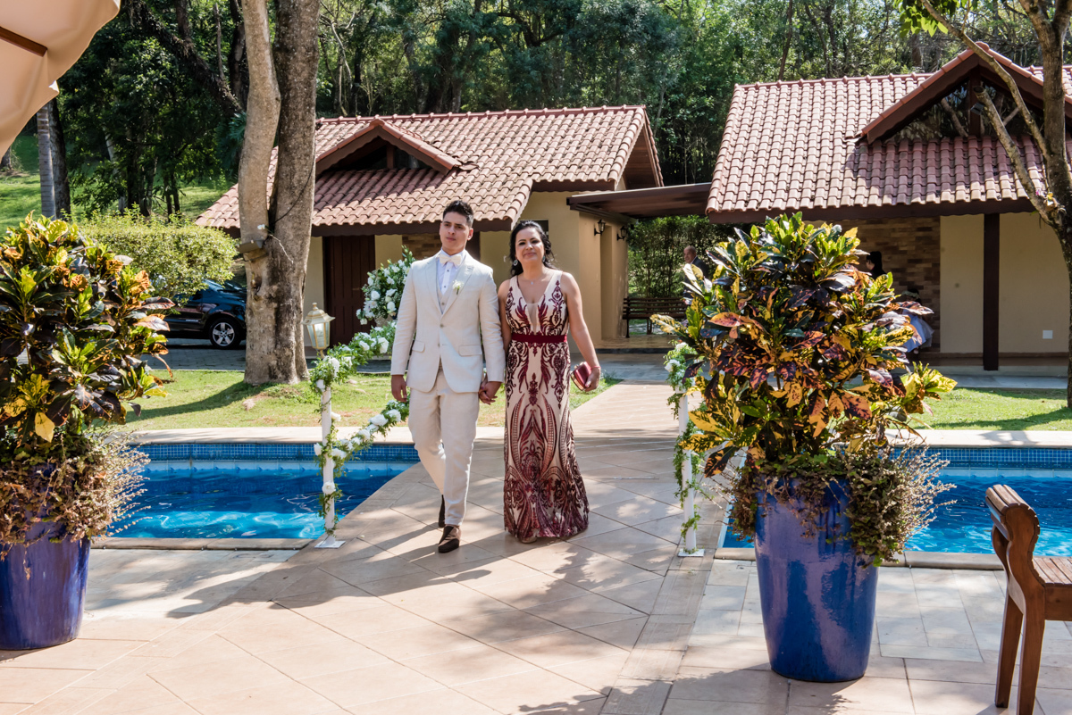 o noivo chega de braços dados com sua mãe