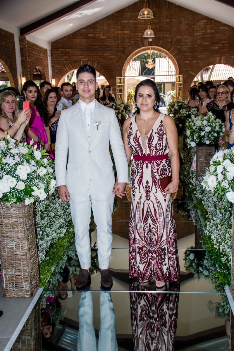 entrada do noivo com sua mãe