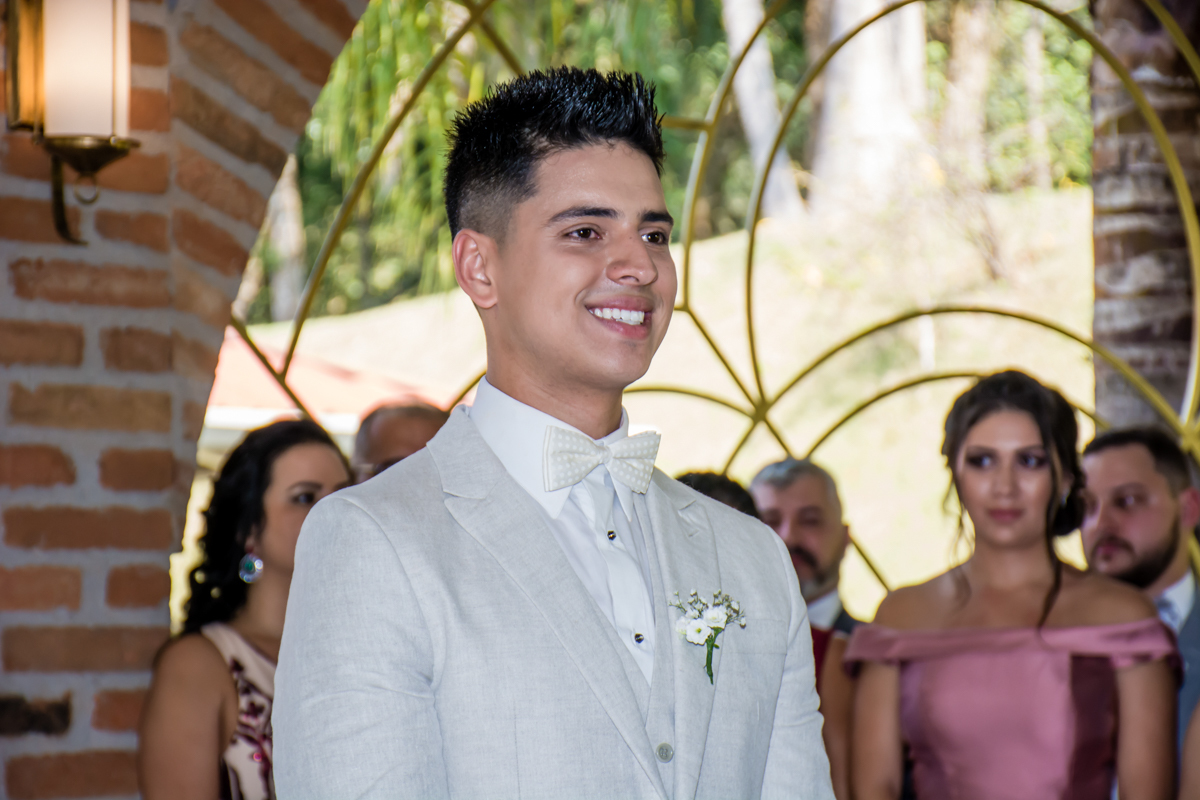 o noivo espera pela noiva