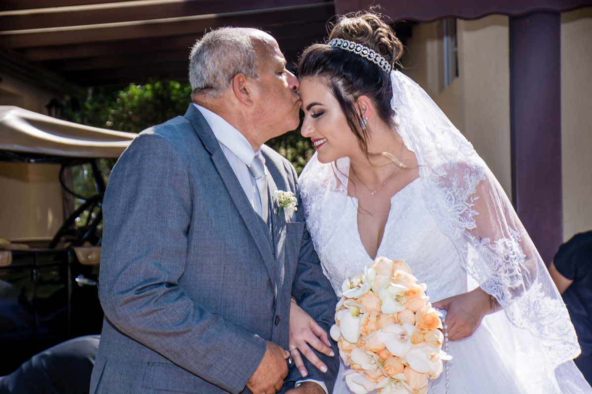 o pai recebe a noiva com beijo