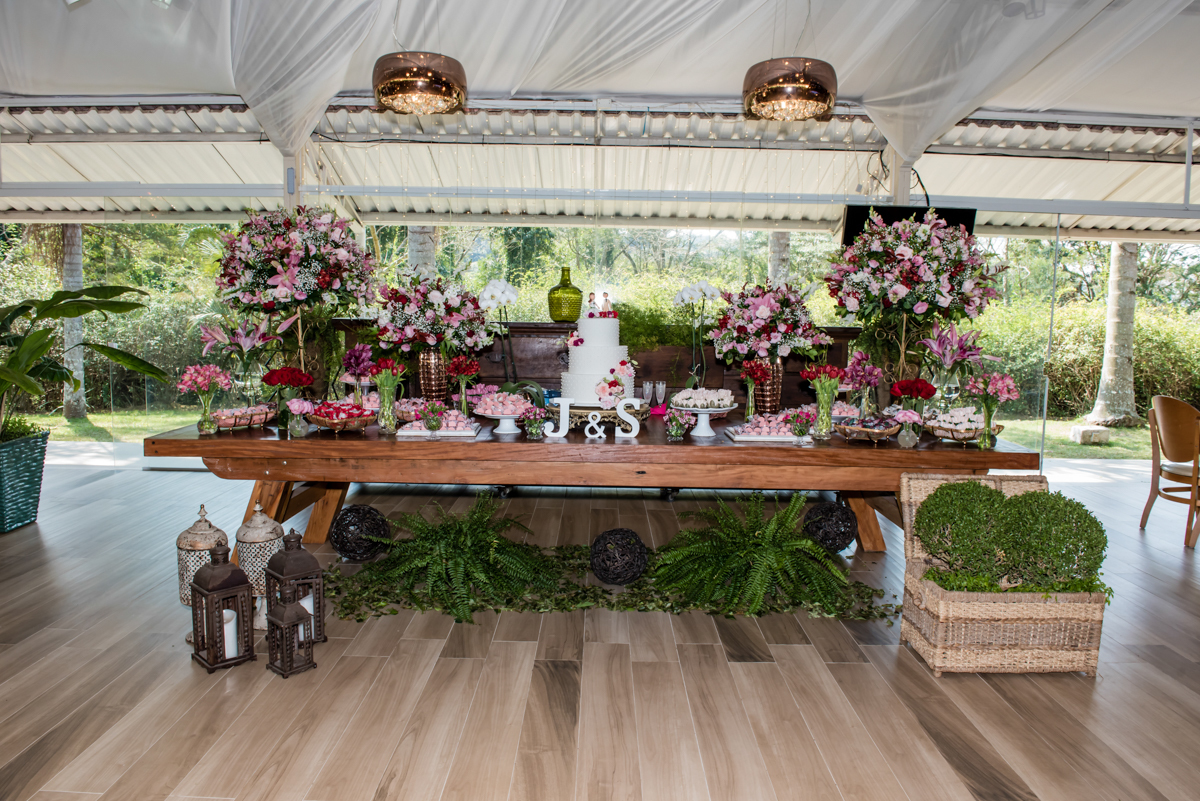 mesa decorada com  o bolo