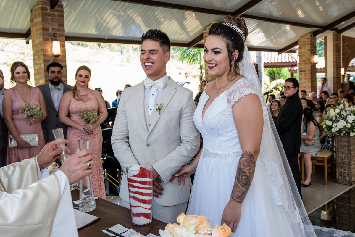 casal felizes ao decorrer da cerimonia