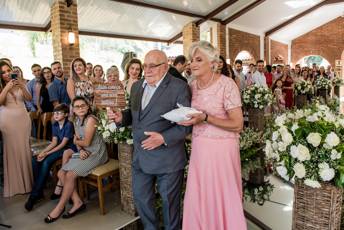 os avós levam as alianças